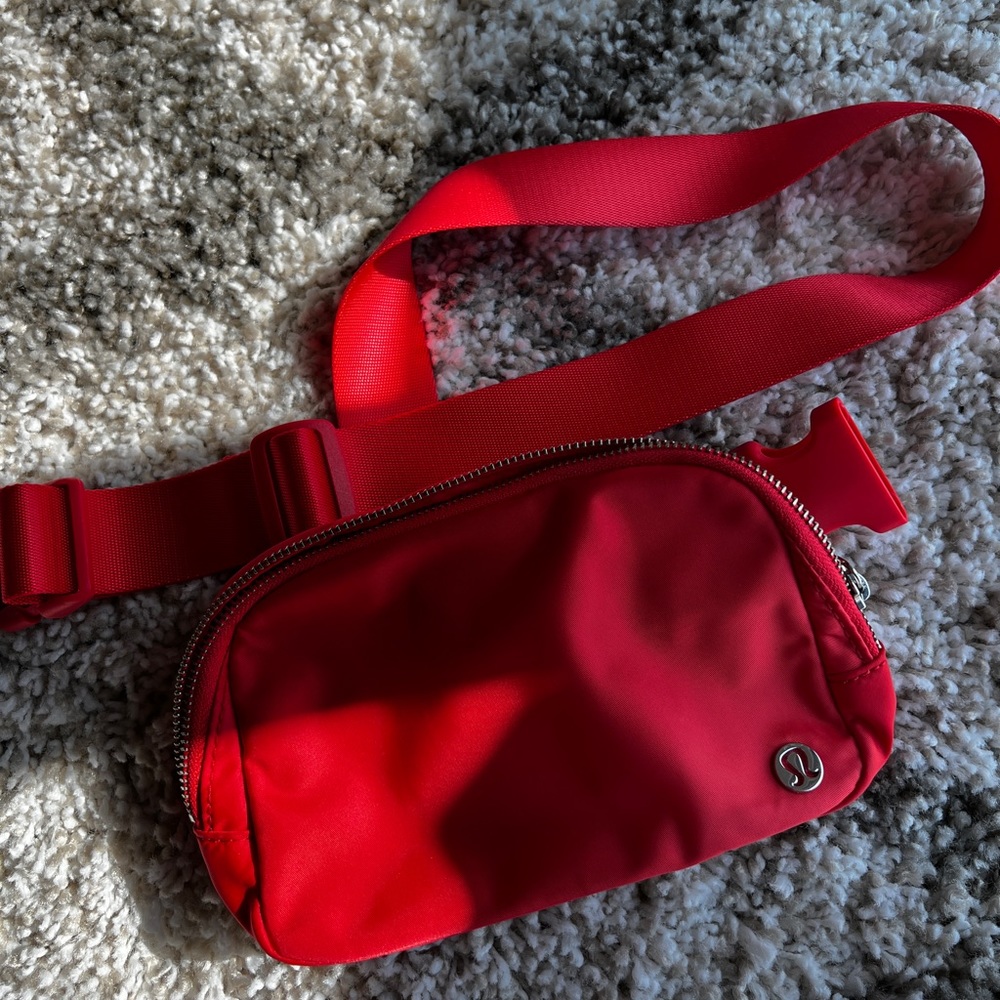 Lululemon Everywhere belt bag